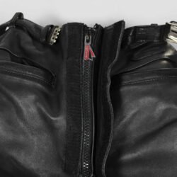 A pair of used black Hein Gericke leather pants in a vintage Café Racer style, size 56 (94 cm waist). In good condition (7.5/10) with minor use marks. Features include soft foam knee protection, an adjustable waist with a stretch panel and built-in belt, two front pockets, and a short connecting zip for a motorcycle jacket.