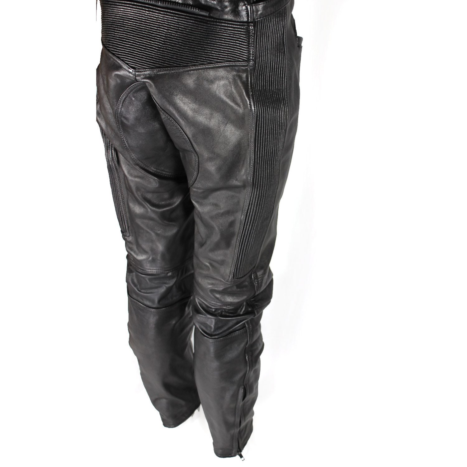 A pair of used black Hein Gericke leather pants in a vintage Café Racer style, size 56 (94 cm waist). In good condition (7.5/10) with minor use marks. Features include soft foam knee protection, an adjustable waist with a stretch panel and built-in belt, two front pockets, and a short connecting zip for a motorcycle jacket.