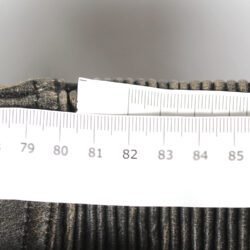 Used brown leather Modeka cafe-racer pants in size 54, featuring a stretch fit for an 82-86 cm waist. The condition is very good at 8.5/10 with only very minor surface scratches. Includes foam protectors at the knees and hips for safety. A distinctive vintage motorcycle trouser with a classic style