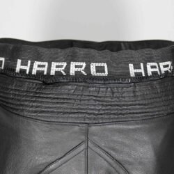 Used black Harro Skin Power street leather pants in size 54 with an 84 cm waist. Condition is very good at 8/10 with only very minor surface scratches. Includes foam protectors for knees and hips, and features all-round and short connection zippers for a combi jacket. Note: the elastic waistband may show signs of aging.