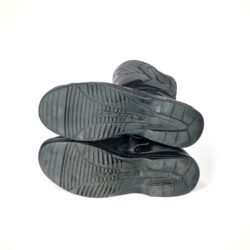 Used black leather Gaerne unisex adventure touring boots in size 42/43. Condition is good at 7.5/10 with small scratches from normal use. Features extensive protection for heel, toes, gear lever, ankle, and shin. Originally waterproof, but the membrane has aged so full waterproofness cannot be guaranteed.