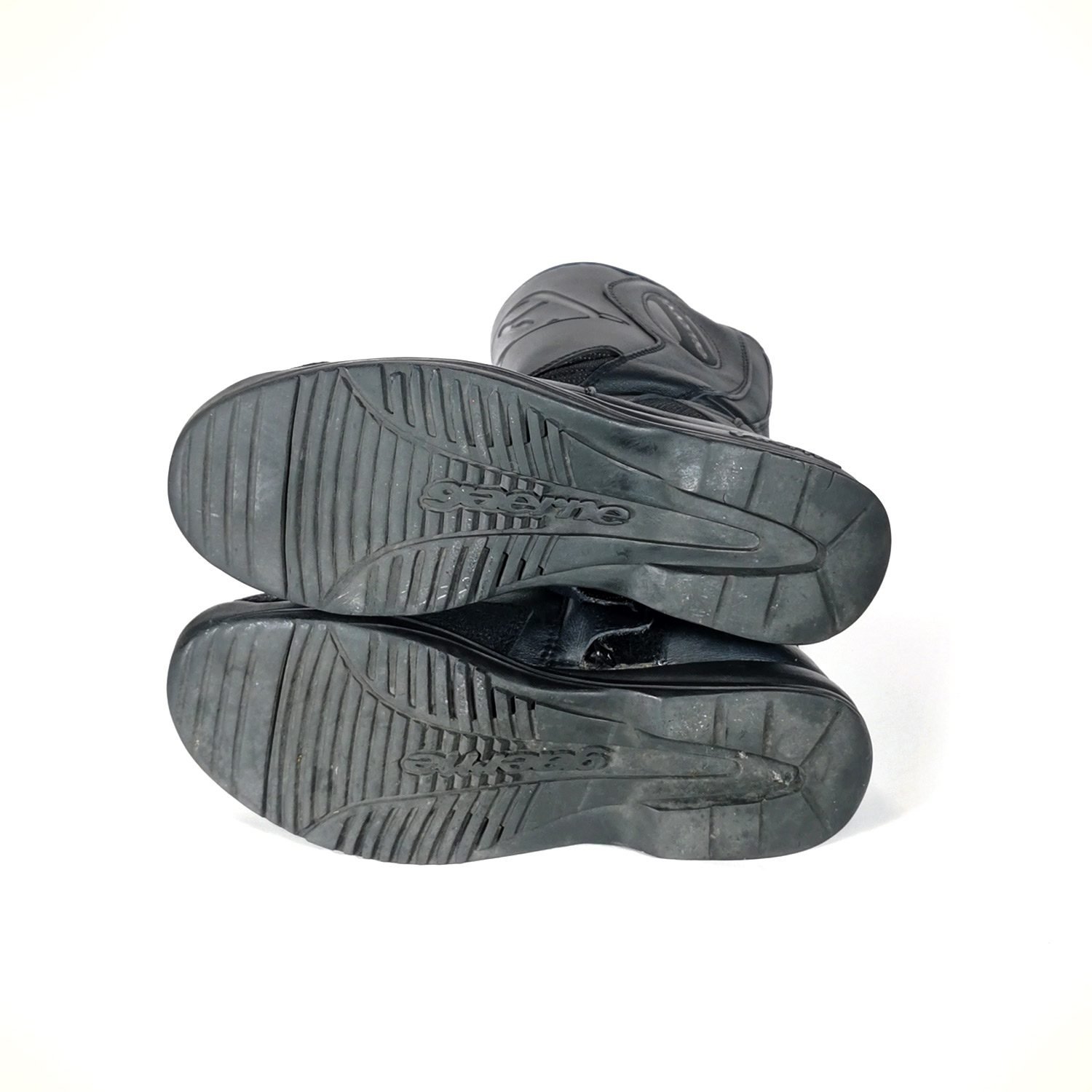 Used black leather Gaerne unisex adventure touring boots in size 42/43. Condition is good at 7.5/10 with small scratches from normal use. Features extensive protection for heel, toes, gear lever, ankle, and shin. Originally waterproof, but the membrane has aged so full waterproofness cannot be guaranteed.