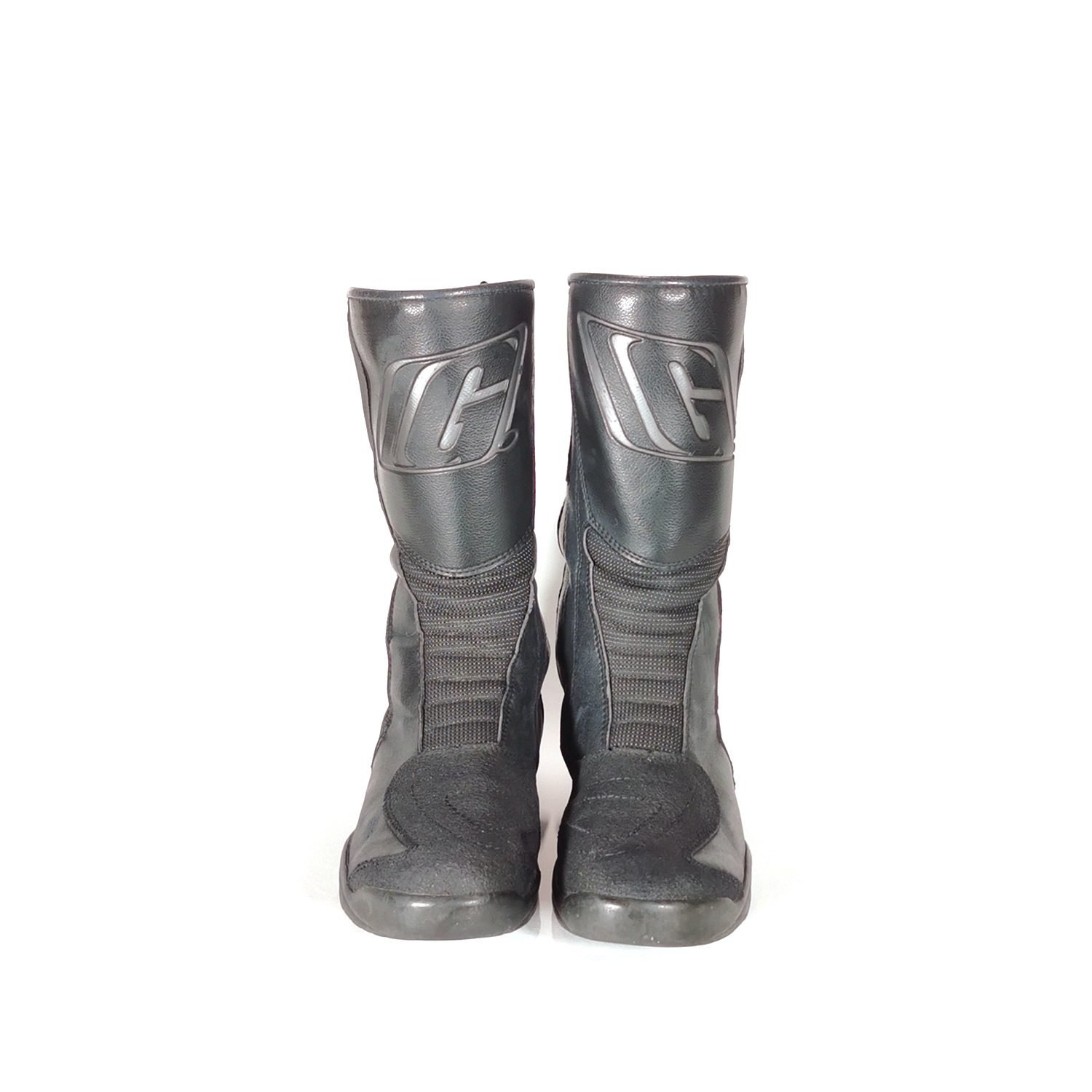 Used black leather Gaerne unisex adventure touring boots in size 42/43. Condition is good at 7.5/10 with small scratches from normal use. Features extensive protection for heel, toes, gear lever, ankle, and shin. Originally waterproof, but the membrane has aged so full waterproofness cannot be guaranteed.