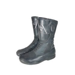 Used black leather Gaerne unisex adventure touring boots in size 42/43. Condition is good at 7.5/10 with small scratches from normal use. Features extensive protection for heel, toes, gear lever, ankle, and shin. Originally waterproof, but the membrane has aged so full waterproofness cannot be guaranteed.