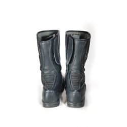 Used black leather Gaerne unisex adventure touring boots in size 42/43. Condition is good at 7.5/10 with small scratches from normal use. Features extensive protection for heel, toes, gear lever, ankle, and shin. Originally waterproof, but the membrane has aged so full waterproofness cannot be guaranteed.