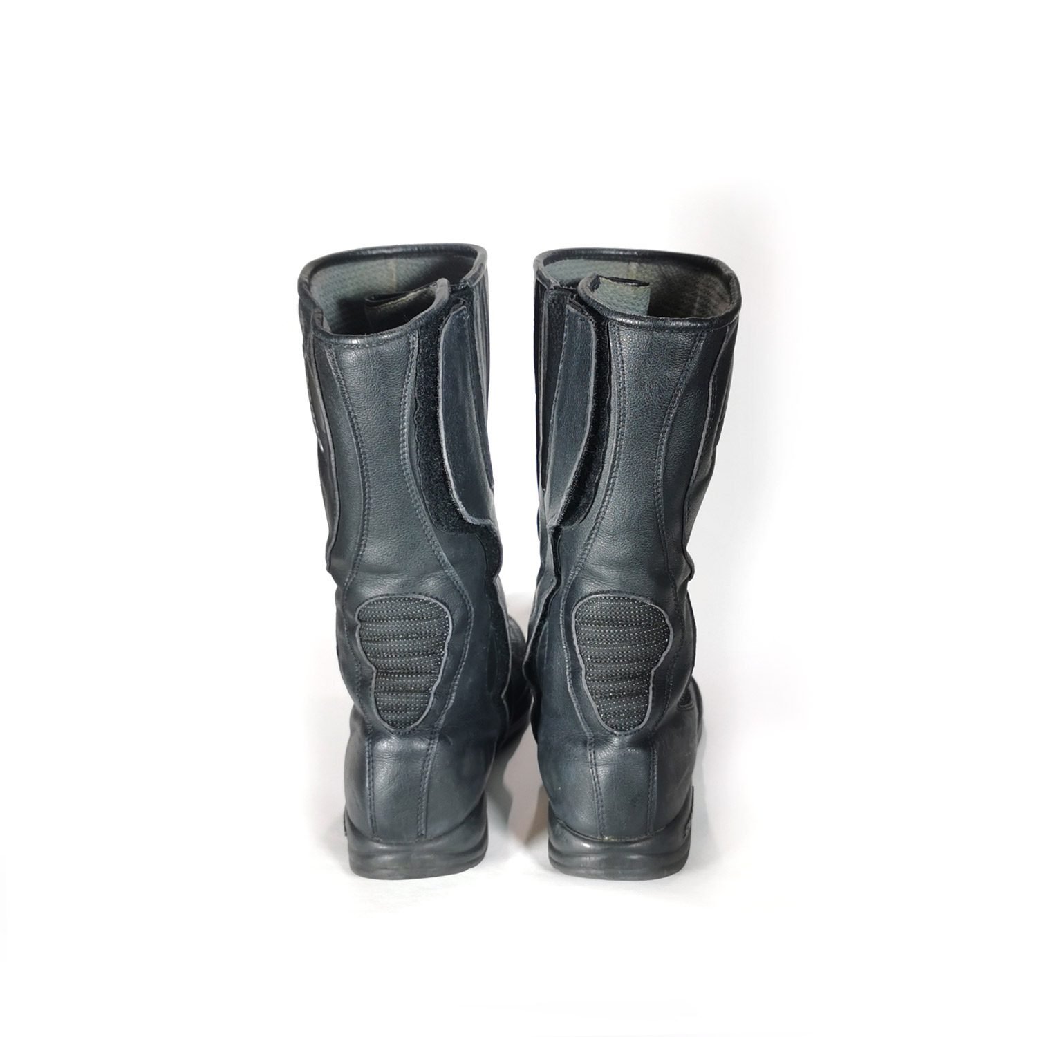 Used black leather Gaerne unisex adventure touring boots in size 42/43. Condition is good at 7.5/10 with small scratches from normal use. Features extensive protection for heel, toes, gear lever, ankle, and shin. Originally waterproof, but the membrane has aged so full waterproofness cannot be guaranteed.