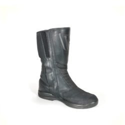 Used black leather Gaerne unisex adventure touring boots in size 42/43. Condition is good at 7.5/10 with small scratches from normal use. Features extensive protection for heel, toes, gear lever, ankle, and shin. Originally waterproof, but the membrane has aged so full waterproofness cannot be guaranteed.