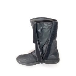 Used black leather Gaerne unisex adventure touring boots in size 42/43. Condition is good at 7.5/10 with small scratches from normal use. Features extensive protection for heel, toes, gear lever, ankle, and shin. Originally waterproof, but the membrane has aged so full waterproofness cannot be guaranteed.