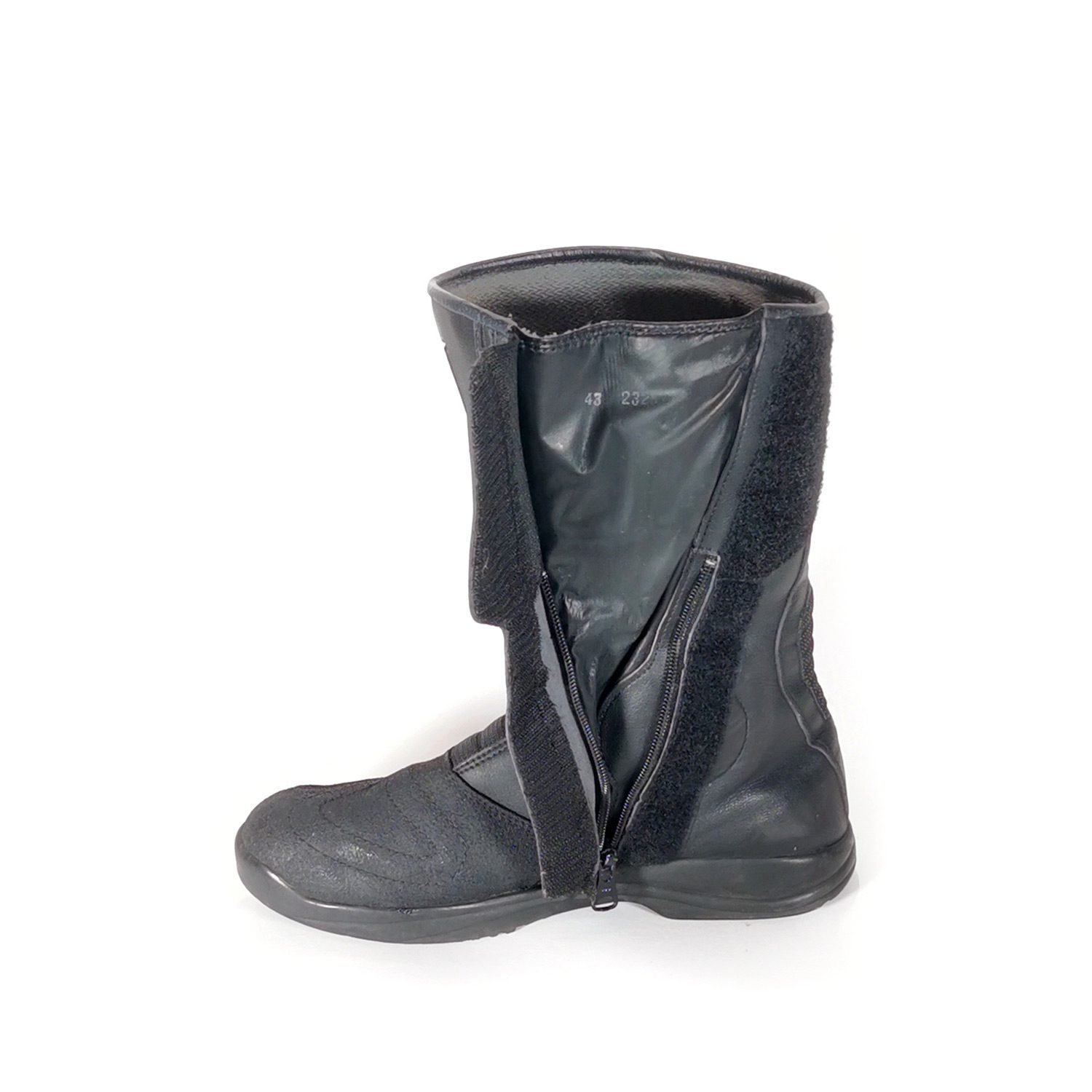 Used black leather Gaerne unisex adventure touring boots in size 42/43. Condition is good at 7.5/10 with small scratches from normal use. Features extensive protection for heel, toes, gear lever, ankle, and shin. Originally waterproof, but the membrane has aged so full waterproofness cannot be guaranteed.