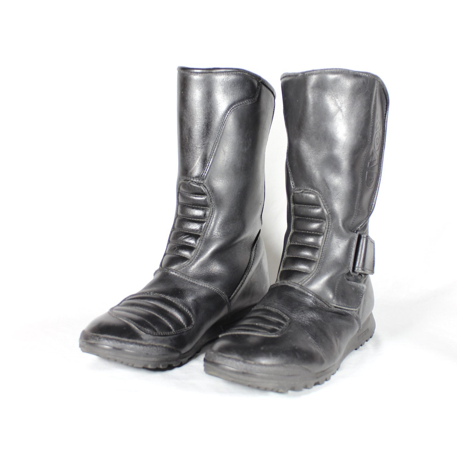 A pair of used black touring and city motorcycle boots in size 39, crafted from leather with minor surface scratching. Features reinforced toe, gear lever, and heel protection.
