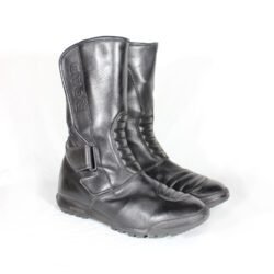 A pair of used black touring and city motorcycle boots in size 39, crafted from leather with minor surface scratching. Features reinforced toe, gear lever, and heel protection.