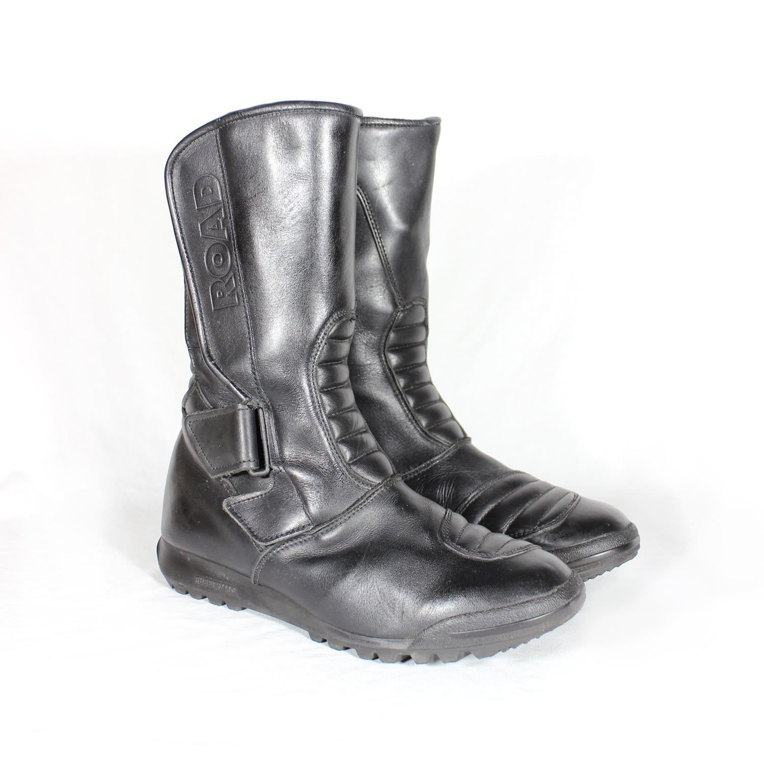 A pair of used black touring and city motorcycle boots in size 39, crafted from leather with minor surface scratching. Features reinforced toe, gear lever, and heel protection.