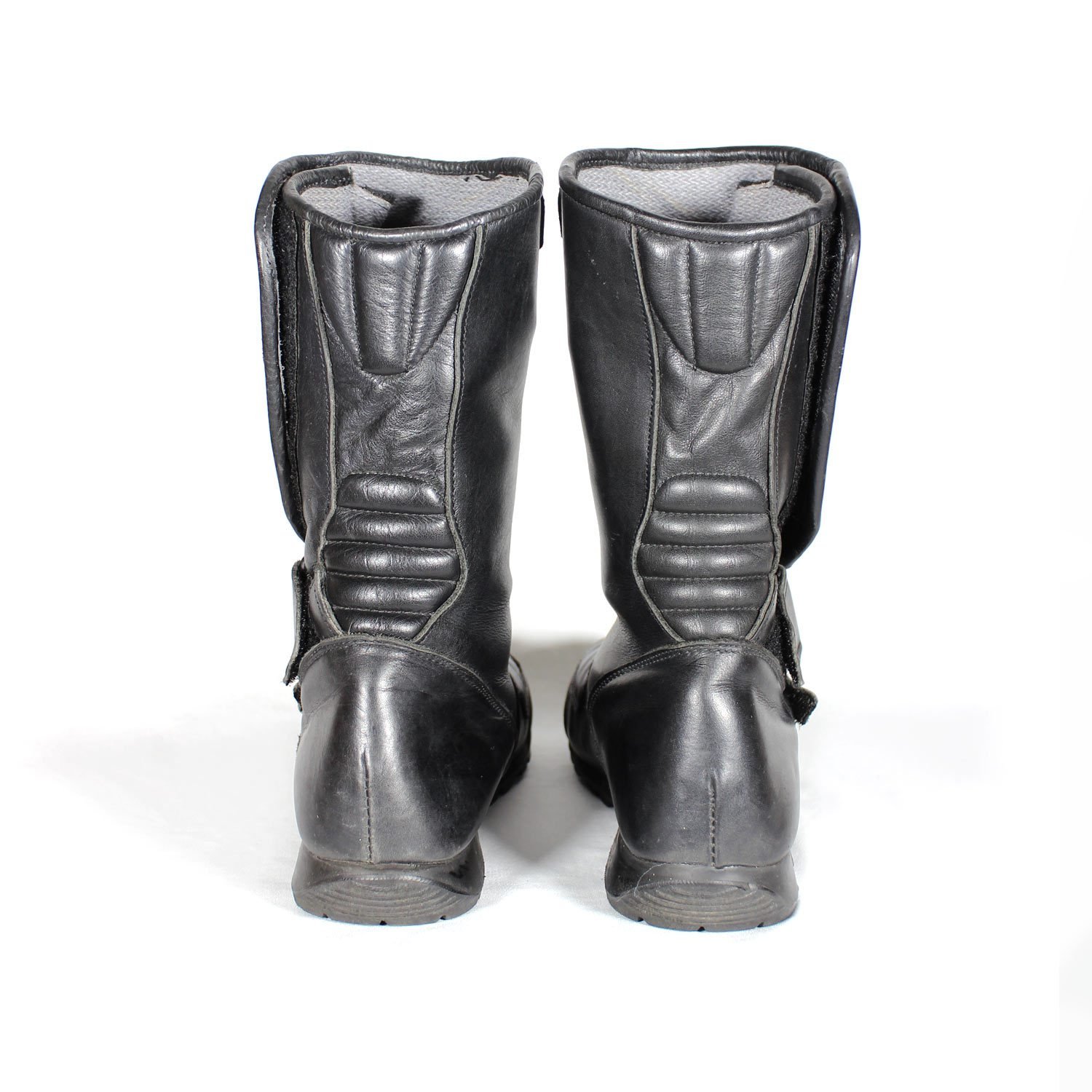 A pair of used black touring and city motorcycle boots in size 39, crafted from leather with minor surface scratching. Features reinforced toe, gear lever, and heel protection.