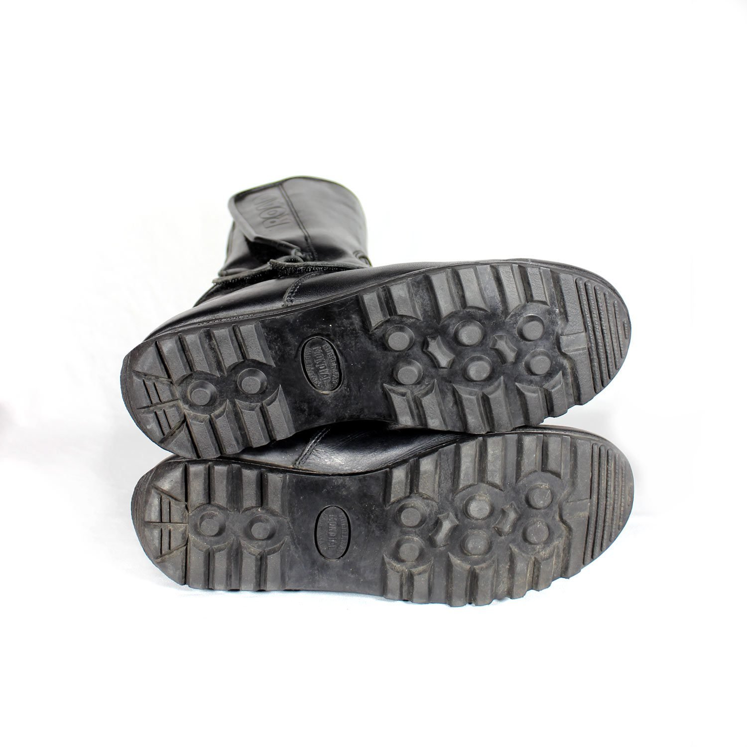 A pair of used black touring and city motorcycle boots in size 39, crafted from leather with minor surface scratching. Features reinforced toe, gear lever, and heel protection.