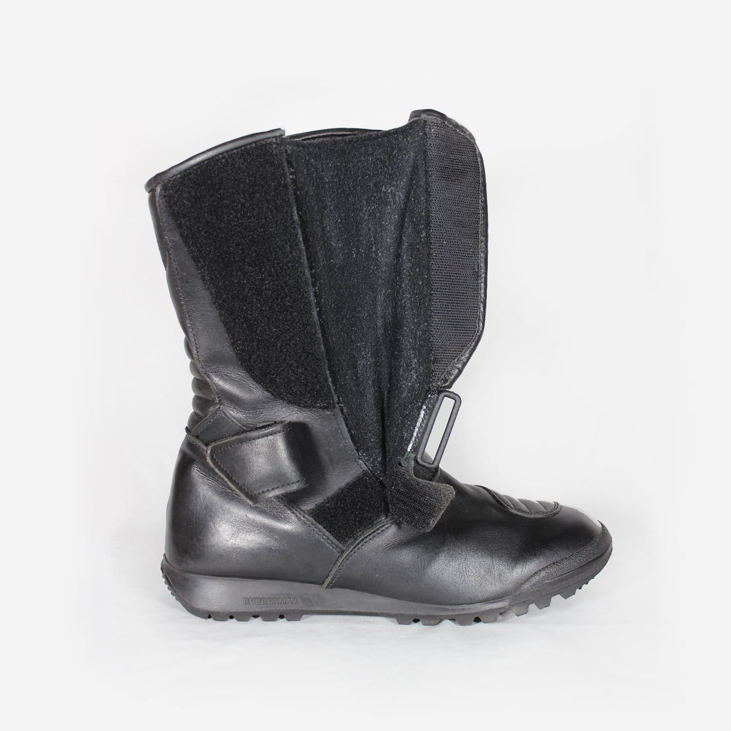 A pair of used black touring and city motorcycle boots in size 39, crafted from leather with minor surface scratching. Features reinforced toe, gear lever, and heel protection.