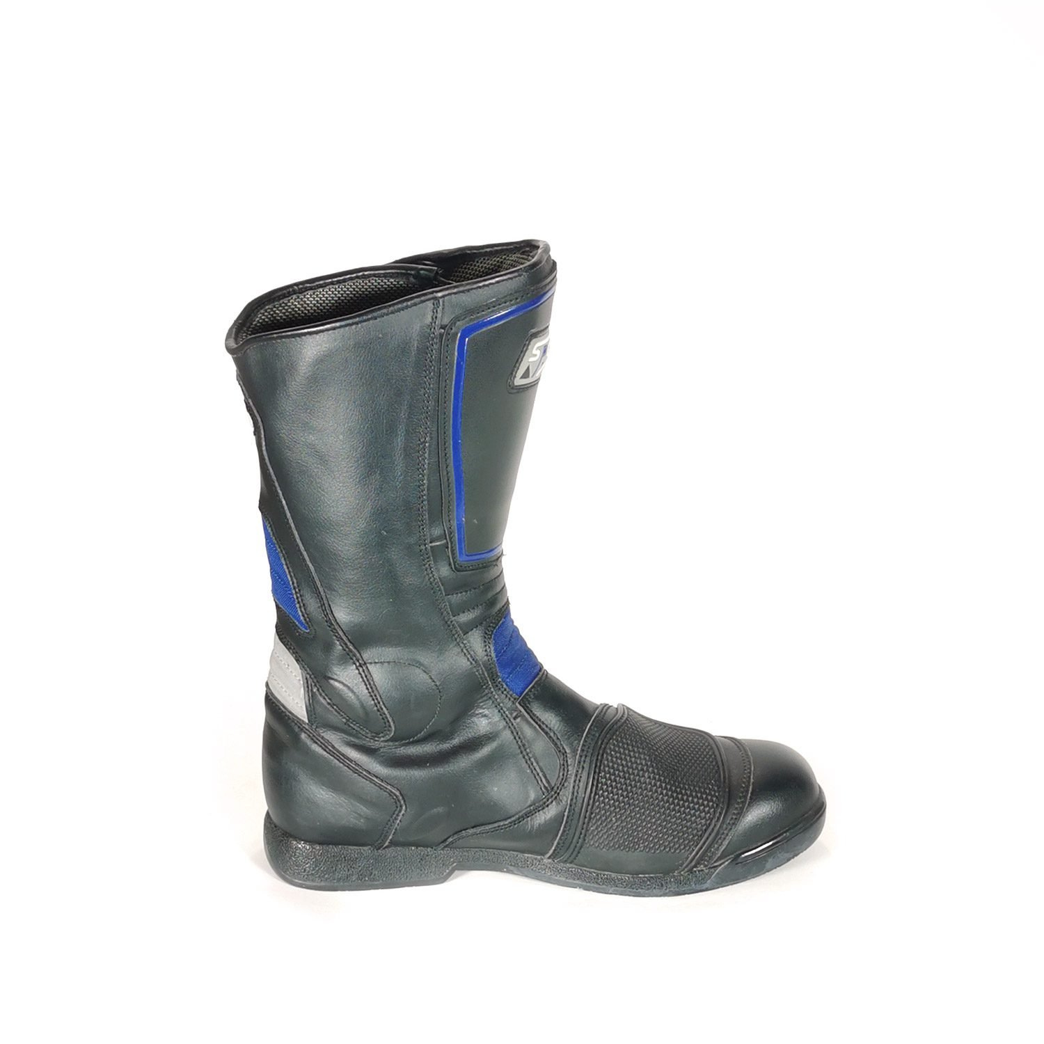 Used black and blue leather sports touring boots in size 43. Condition is fair at 6/10 with small scratches from normal use. Features protection for heel, toes, gear lever, ankle, and shin. The waterproof membrane is no longer functional.