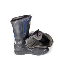 Used black and blue leather sports touring boots in size 43. Condition is fair at 6/10 with small scratches from normal use. Features protection for heel, toes, gear lever, ankle, and shin. The waterproof membrane is no longer functional.