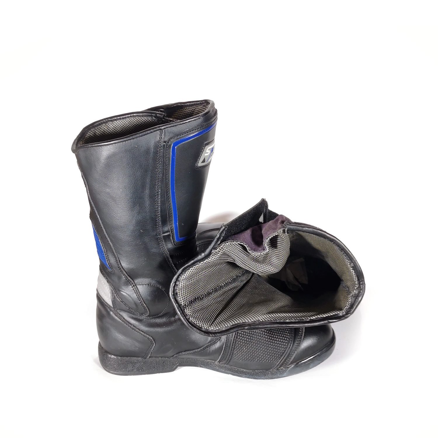 Used black and blue leather sports touring boots in size 43. Condition is fair at 6/10 with small scratches from normal use. Features protection for heel, toes, gear lever, ankle, and shin. The waterproof membrane is no longer functional.