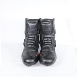 Side view of black Vanucci VTB4 short motorcycle boots in size 44. The boots are made of nappa leather with a low shaft, two velcro straps for closure, textured carbon fiber panels on the sides, and a 3M Scotchlite reflector on the heel.