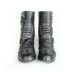 Size: 37 Discover the Hein Gericke Touring and Street Boots, engineered for long-distance comfort and safety. The full-grain leather construction features anti-slip sole and good foot protection. Styling: Touring / Street. Materials: Leather. Color: Black. Condition: Very good. Protection: Toes, heel , ankles, reinforced sole and gear and brake lever. Waterproofing: No. To take into consideration: The boots shows minor wear marks and wrinkles on the leather caused by minimal use.