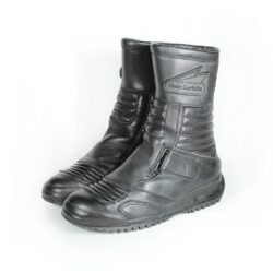 Size: 37 Discover the Hein Gericke Touring and Street Boots, engineered for long-distance comfort and safety. The full-grain leather construction features anti-slip sole and good foot protection. Styling: Touring / Street. Materials: Leather. Color: Black. Condition: Very good. Protection: Toes, heel , ankles, reinforced sole and gear and brake lever. Waterproofing: No. To take into consideration: The boots shows minor wear marks and wrinkles on the leather caused by minimal use.