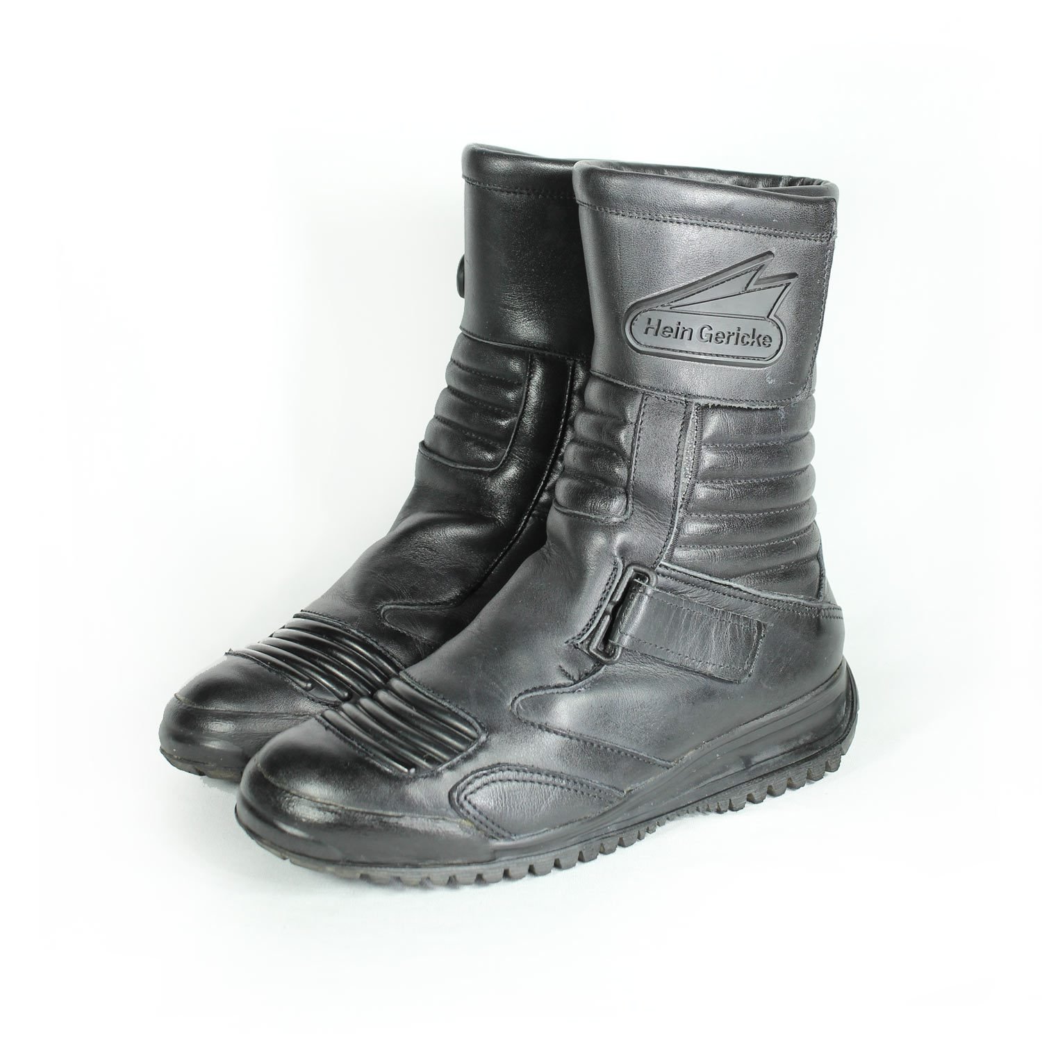 Size: 37 Discover the Hein Gericke Touring and Street Boots, engineered for long-distance comfort and safety. The full-grain leather construction features anti-slip sole and good foot protection. Styling: Touring / Street. Materials: Leather. Color: Black. Condition: Very good. Protection: Toes, heel , ankles, reinforced sole and gear and brake lever. Waterproofing: No. To take into consideration: The boots shows minor wear marks and wrinkles on the leather caused by minimal use.