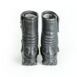 Size: 37 Discover the Hein Gericke Touring and Street Boots, engineered for long-distance comfort and safety. The full-grain leather construction features anti-slip sole and good foot protection. Styling: Touring / Street. Materials: Leather. Color: Black. Condition: Very good. Protection: Toes, heel , ankles, reinforced sole and gear and brake lever. Waterproofing: No. To take into consideration: The boots shows minor wear marks and wrinkles on the leather caused by minimal use.