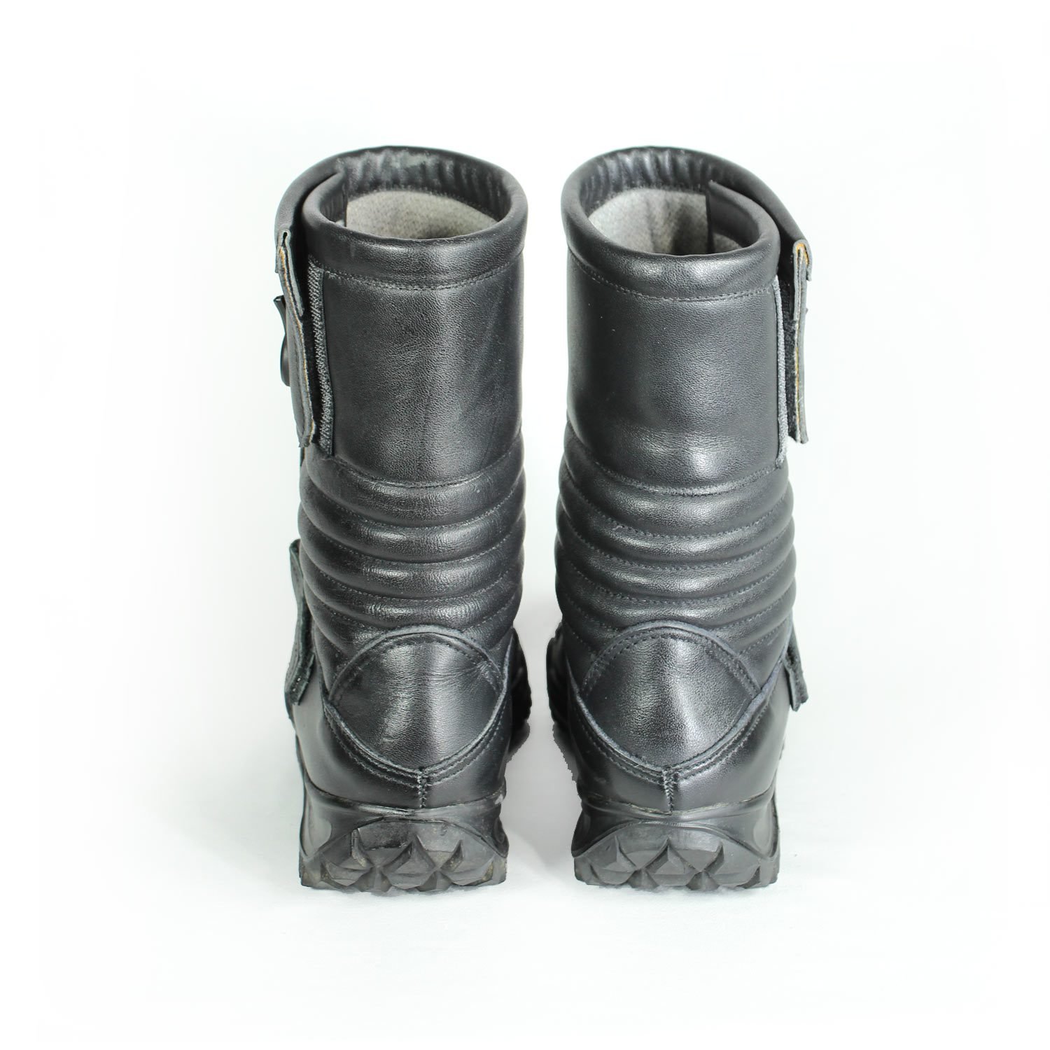 Size: 37 Discover the Hein Gericke Touring and Street Boots, engineered for long-distance comfort and safety. The full-grain leather construction features anti-slip sole and good foot protection. Styling: Touring / Street. Materials: Leather. Color: Black. Condition: Very good. Protection: Toes, heel , ankles, reinforced sole and gear and brake lever. Waterproofing: No. To take into consideration: The boots shows minor wear marks and wrinkles on the leather caused by minimal use.