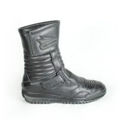 Size: 37 Discover the Hein Gericke Touring and Street Boots, engineered for long-distance comfort and safety. The full-grain leather construction features anti-slip sole and good foot protection. Styling: Touring / Street. Materials: Leather. Color: Black. Condition: Very good. Protection: Toes, heel , ankles, reinforced sole and gear and brake lever. Waterproofing: No. To take into consideration: The boots shows minor wear marks and wrinkles on the leather caused by minimal use.