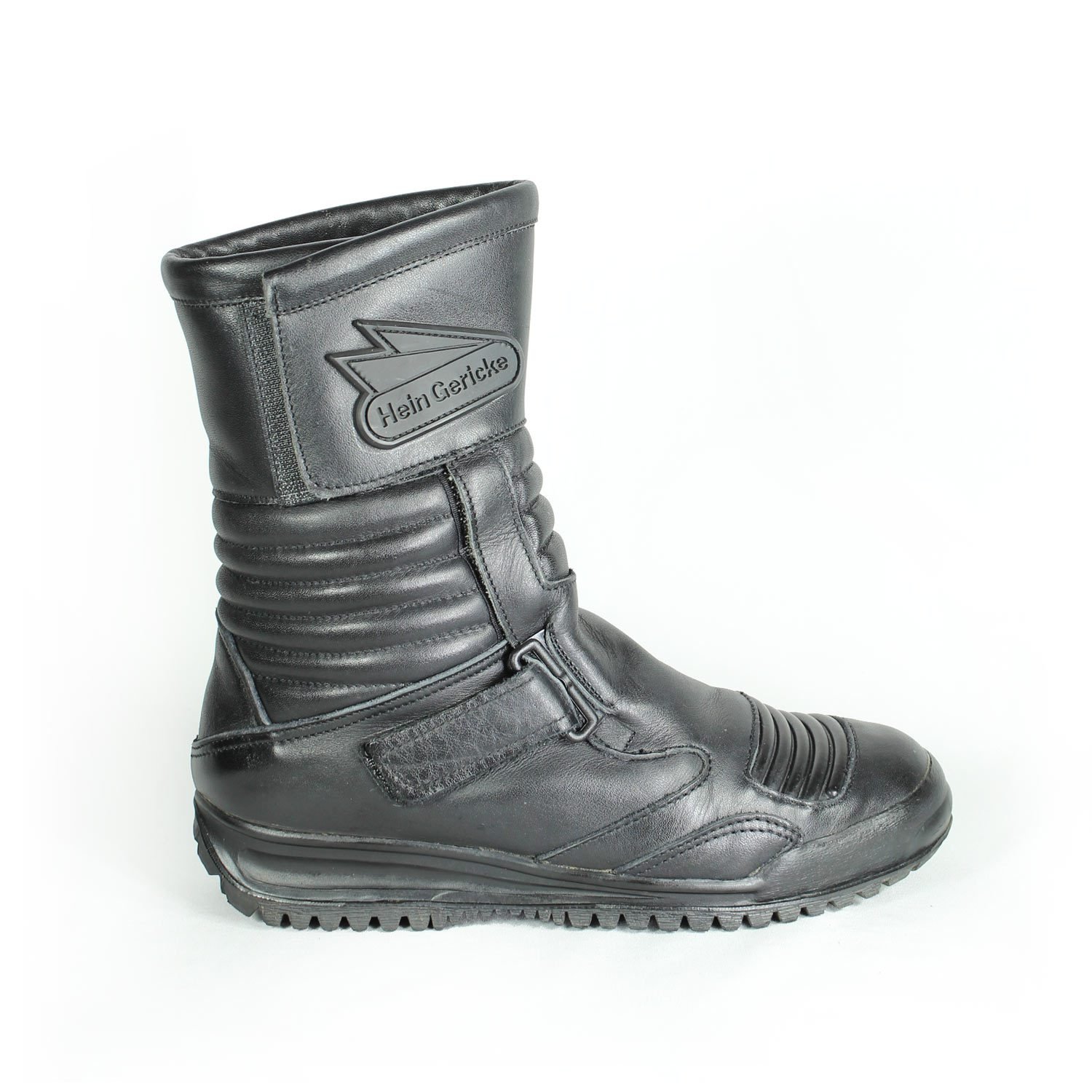 Size: 37 Discover the Hein Gericke Touring and Street Boots, engineered for long-distance comfort and safety. The full-grain leather construction features anti-slip sole and good foot protection. Styling: Touring / Street. Materials: Leather. Color: Black. Condition: Very good. Protection: Toes, heel , ankles, reinforced sole and gear and brake lever. Waterproofing: No. To take into consideration: The boots shows minor wear marks and wrinkles on the leather caused by minimal use.