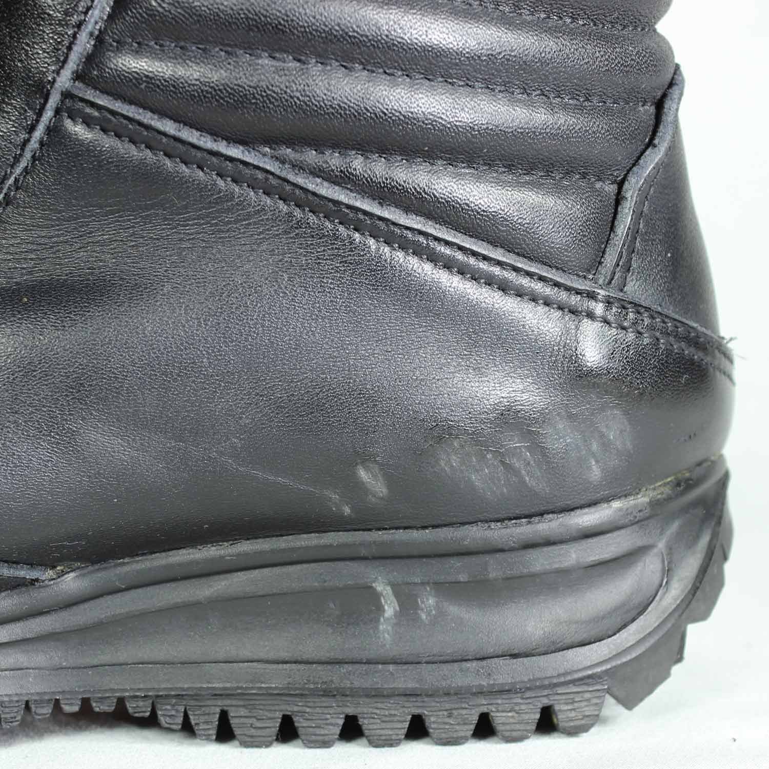 Size: 37 Discover the Hein Gericke Touring and Street Boots, engineered for long-distance comfort and safety. The full-grain leather construction features anti-slip sole and good foot protection. Styling: Touring / Street. Materials: Leather. Color: Black. Condition: Very good. Protection: Toes, heel , ankles, reinforced sole and gear and brake lever. Waterproofing: No. To take into consideration: The boots shows minor wear marks and wrinkles on the leather caused by minimal use.