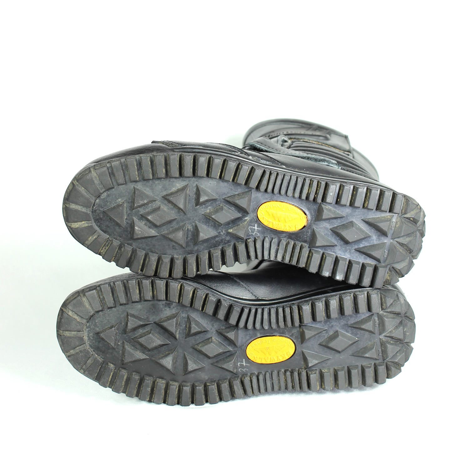 Size: 37 Discover the Hein Gericke Touring and Street Boots, engineered for long-distance comfort and safety. The full-grain leather construction features anti-slip sole and good foot protection. Styling: Touring / Street. Materials: Leather. Color: Black. Condition: Very good. Protection: Toes, heel , ankles, reinforced sole and gear and brake lever. Waterproofing: No. To take into consideration: The boots shows minor wear marks and wrinkles on the leather caused by minimal use.