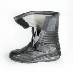 Size: 37 Discover the Hein Gericke Touring and Street Boots, engineered for long-distance comfort and safety. The full-grain leather construction features anti-slip sole and good foot protection. Styling: Touring / Street. Materials: Leather. Color: Black. Condition: Very good. Protection: Toes, heel , ankles, reinforced sole and gear and brake lever. Waterproofing: No. To take into consideration: The boots shows minor wear marks and wrinkles on the leather caused by minimal use.