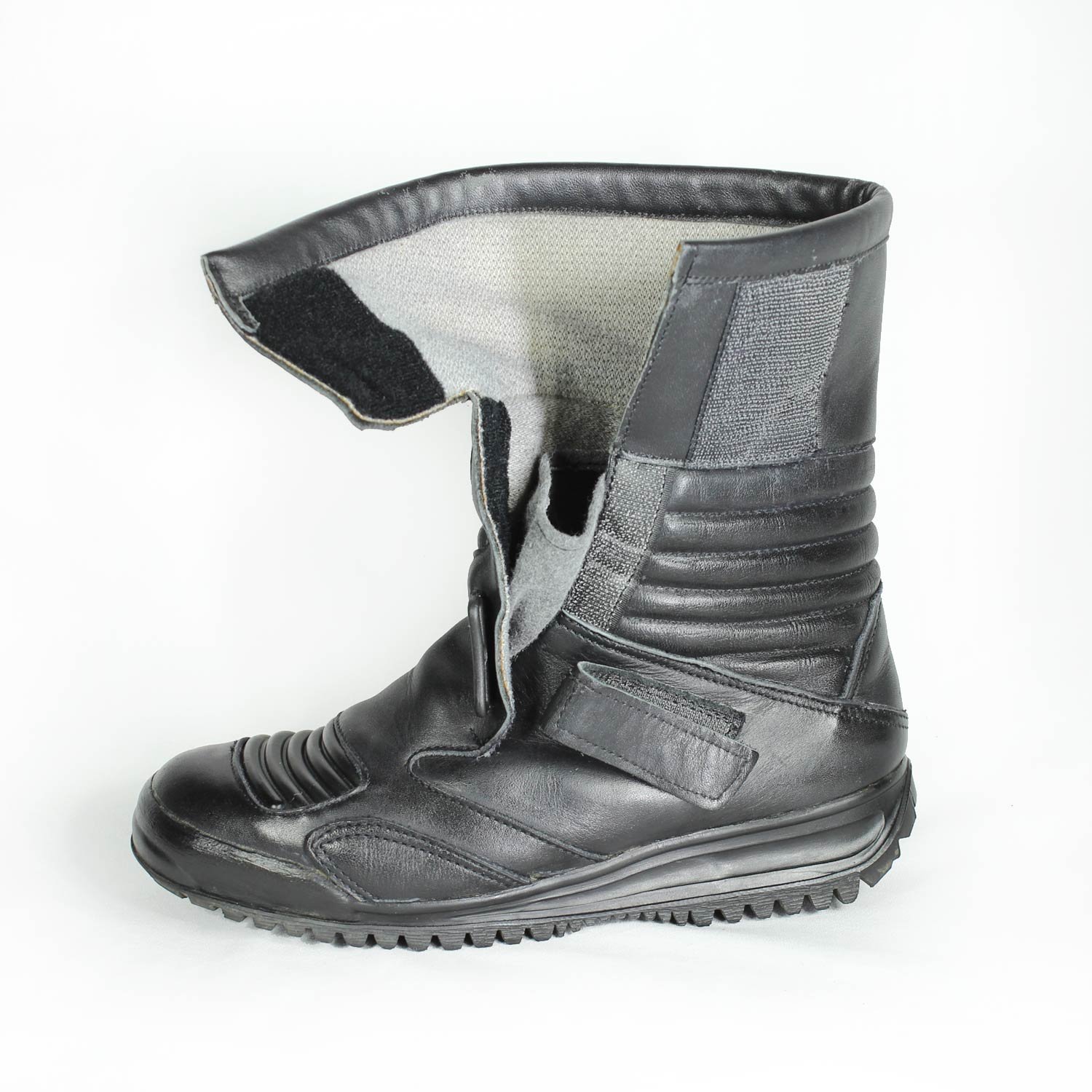 Size: 37 Discover the Hein Gericke Touring and Street Boots, engineered for long-distance comfort and safety. The full-grain leather construction features anti-slip sole and good foot protection. Styling: Touring / Street. Materials: Leather. Color: Black. Condition: Very good. Protection: Toes, heel , ankles, reinforced sole and gear and brake lever. Waterproofing: No. To take into consideration: The boots shows minor wear marks and wrinkles on the leather caused by minimal use.