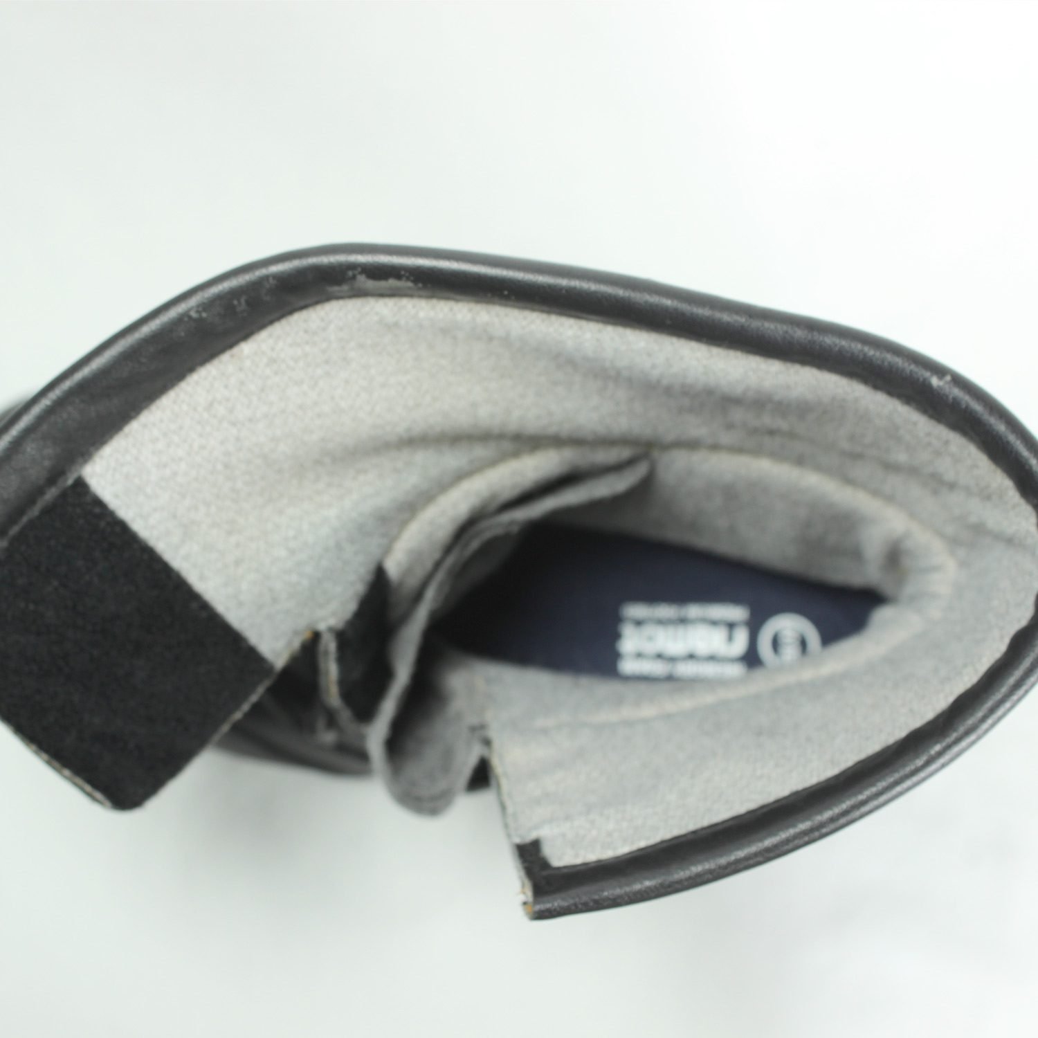 Size: 37 Discover the Hein Gericke Touring and Street Boots, engineered for long-distance comfort and safety. The full-grain leather construction features anti-slip sole and good foot protection. Styling: Touring / Street. Materials: Leather. Color: Black. Condition: Very good. Protection: Toes, heel , ankles, reinforced sole and gear and brake lever. Waterproofing: No. To take into consideration: The boots shows minor wear marks and wrinkles on the leather caused by minimal use.