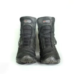 A pair of black REDBIKE lightweight short motorcycle boots, size 42, in good condition. Made of waterproof nubuck leather and textile with a HIPORA membrane, featuring ABS ankle protectors, a reinforced sole, and an antibacterial removable insole for urban riding.