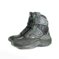 A pair of black REDBIKE lightweight short motorcycle boots, size 42, in good condition. Made of waterproof nubuck leather and textile with a HIPORA membrane, featuring ABS ankle protectors, a reinforced sole, and an antibacterial removable insole for urban riding.