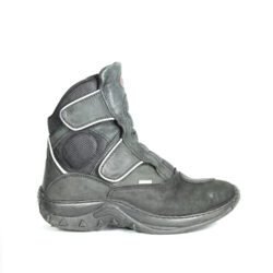 A pair of black REDBIKE lightweight short motorcycle boots, size 42, in good condition. Made of waterproof nubuck leather and textile with a HIPORA membrane, featuring ABS ankle protectors, a reinforced sole, and an antibacterial removable insole for urban riding.