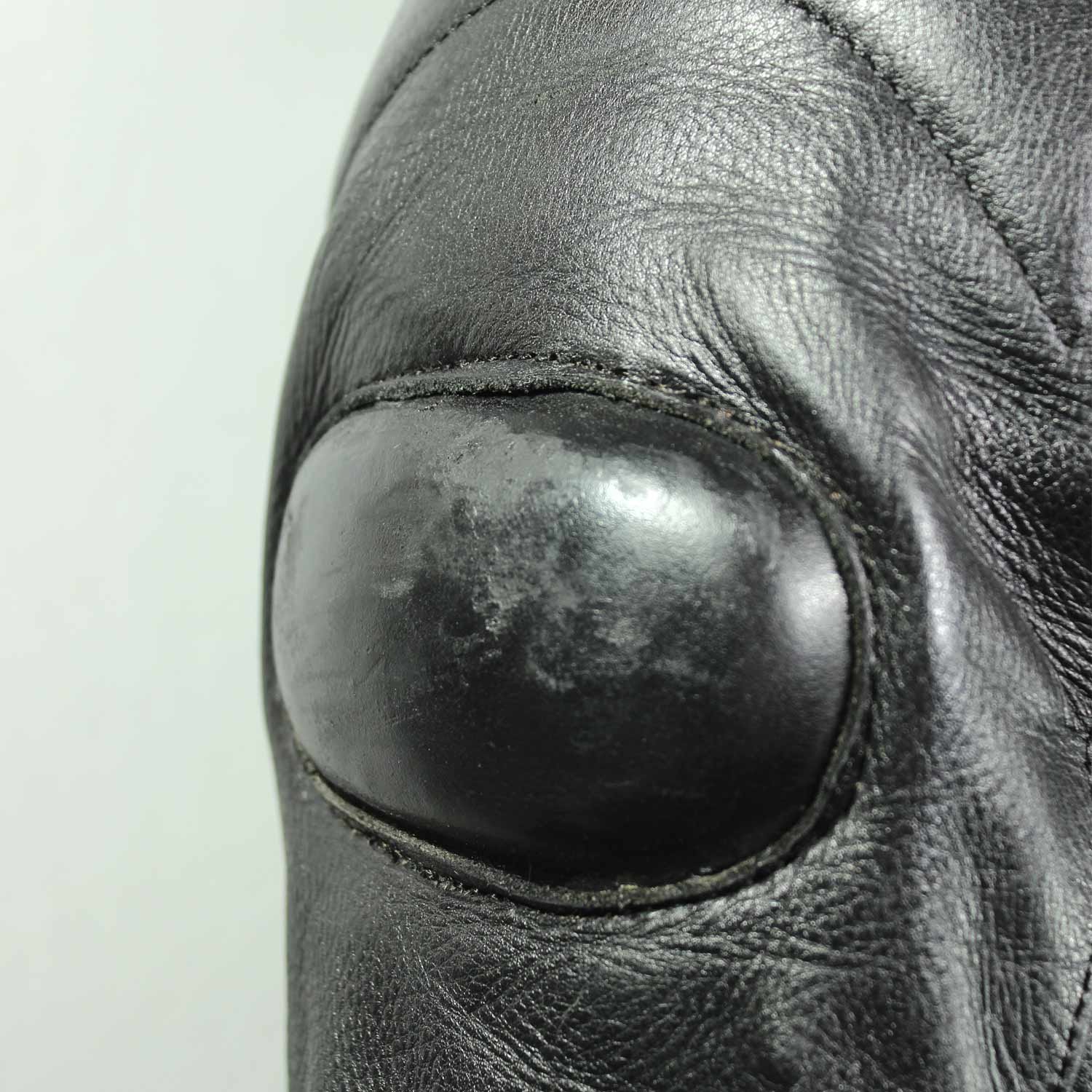 A black Sace leather motorcycle jacket, size L/54, in very good condition. Features a cruiser and café-racer style with a removable thermal liner, ventilation openings, and CE-rated protection for elbows, shoulders, and back.