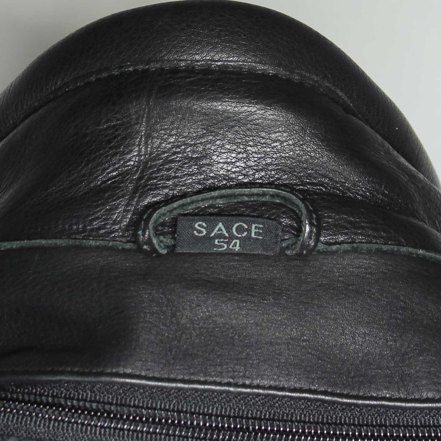 A black Sace leather motorcycle jacket, size L/54, in very good condition. Features a cruiser and café-racer style with a removable thermal liner, ventilation openings, and CE-rated protection for elbows, shoulders, and back.